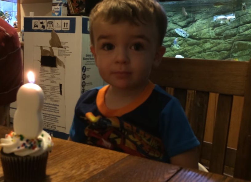 Der Junge schafft es nicht, die Kerze auszublasen. Was der Papa macht, ist schlau und sehr süß